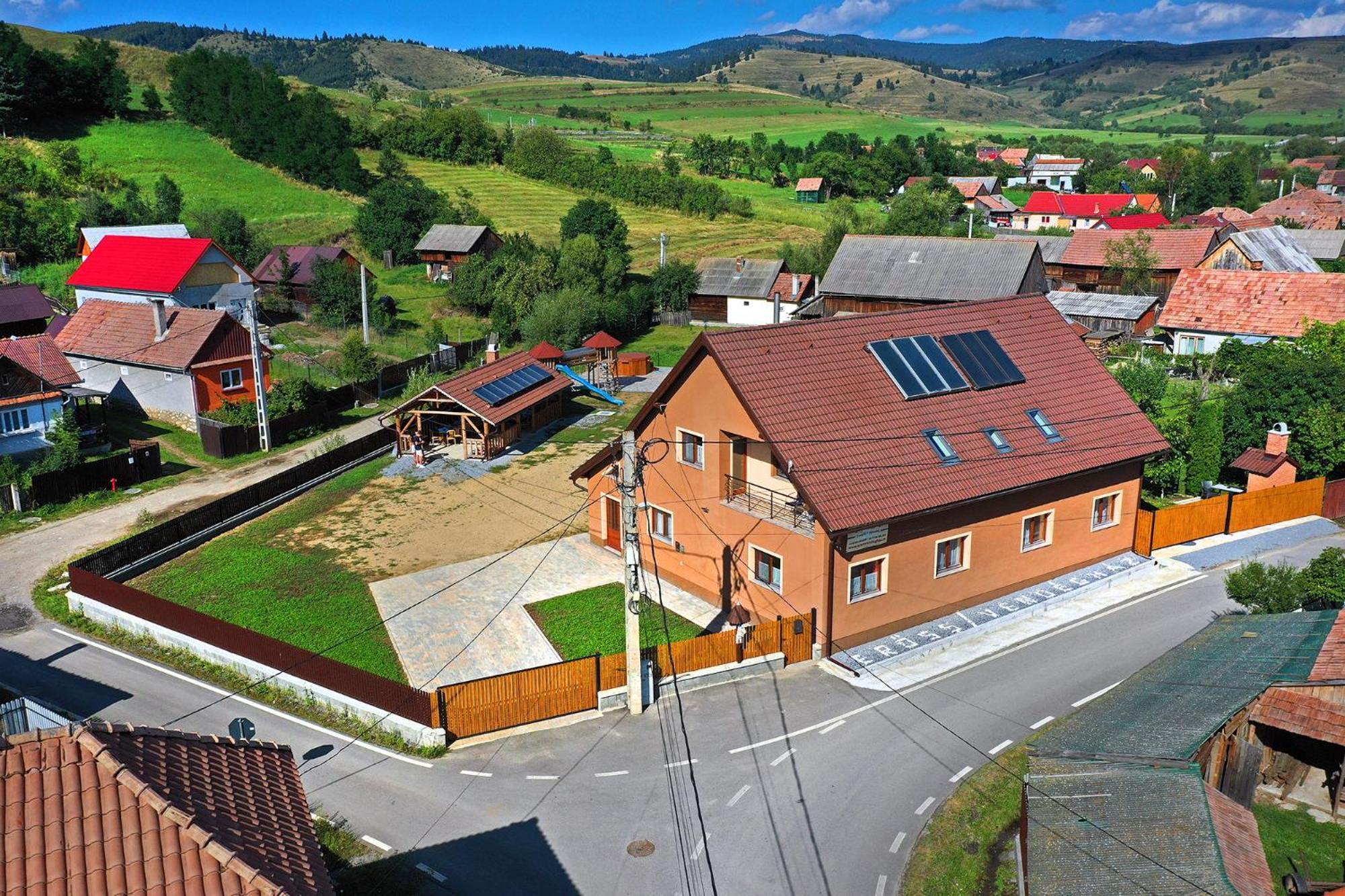 Вилла Eross Kulcsoshaz Lazarea Экстерьер фото